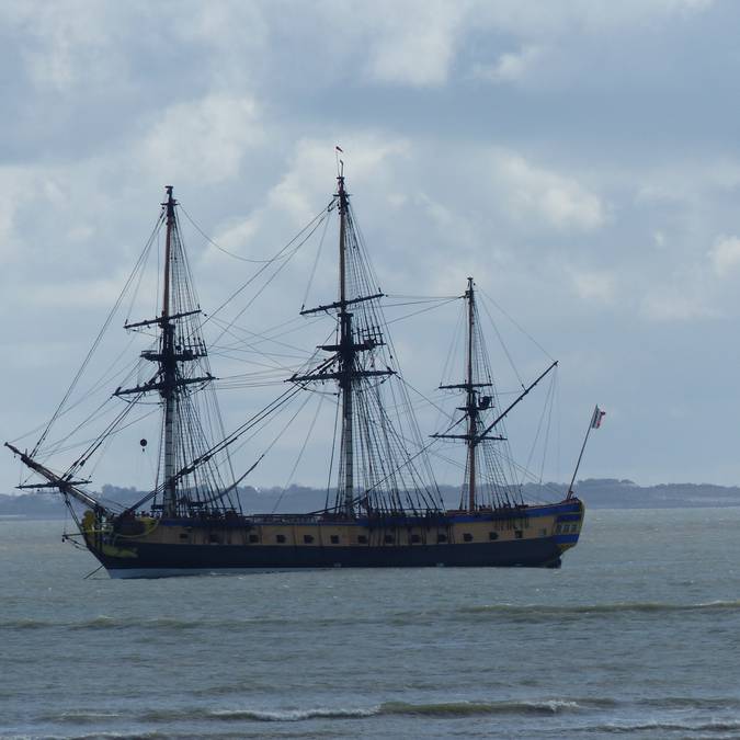 L’Hermione croise plage sud